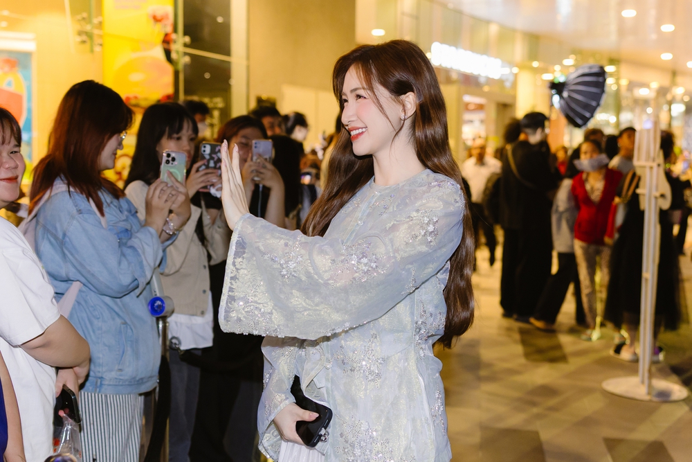 Dàn sao Việt mặc áo dài dự thảm đỏ ra mắt phim "Ai thương ai mến" - Ảnh 2. Dàn sao Việt mặc áo dài dự thảm đỏ ra mắt phim "Ai thương ai mến" - Ảnh 2.