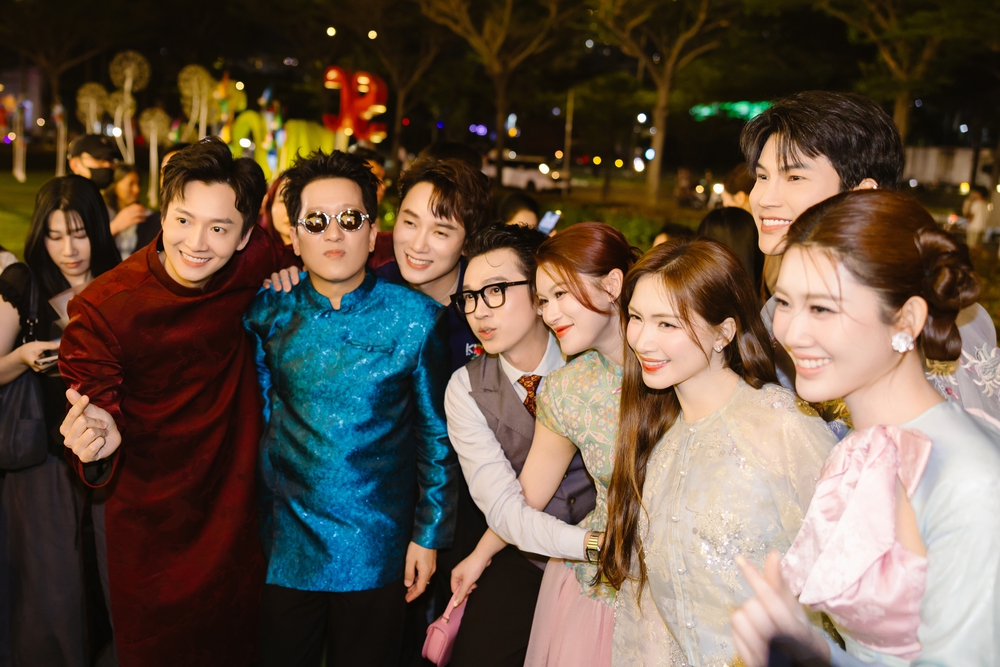 Dàn sao Việt mặc áo dài dự thảm đỏ ra mắt phim "Ai thương ai mến" - Ảnh 1. Dàn sao Việt mặc áo dài dự thảm đỏ ra mắt phim "Ai thương ai mến" - Ảnh 1.