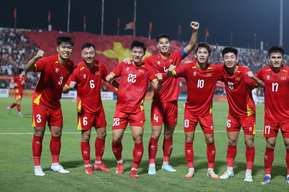 Tin nóng bóng đá Việt hôm nay 31/12: U23 Việt Nam sắp rút gọn danh sách; Hà Nội FC chiêu mộ tiền đạo từng thi đấu tại Anh - Ảnh 2.