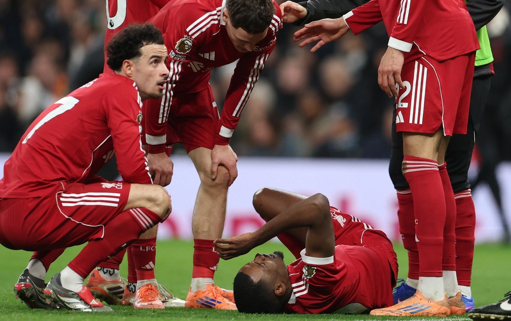 Jamie Carragher: Liverpool phải mua sắm dù đã chi 450 triệu bảng - Ảnh 1.