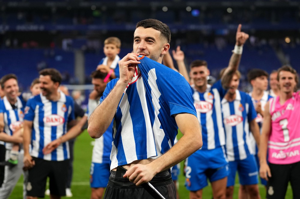 03h00, ngày 4/1, sân Cornella, Espanyol – Barcelona: Joan Garcia, từ nụ hôn trên áo đấu tới kẻ phản bội Espanyol - Ảnh 1.