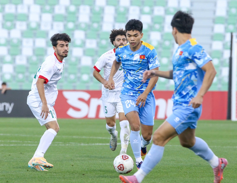 Tin nóng bóng đá Việt hôm nay 31/12: U23 Việt Nam sắp rút gọn danh sách; Hà Nội FC chiêu mộ tiền đạo từng thi đấu tại Anh - Ảnh 1.