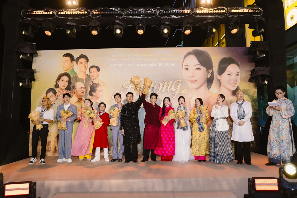 Dàn sao Việt mặc áo dài dự thảm đỏ ra mắt phim "Ai thương ai mến" - Ảnh 3. Dàn sao Việt mặc áo dài dự thảm đỏ ra mắt phim "Ai thương ai mến" - Ảnh 3.