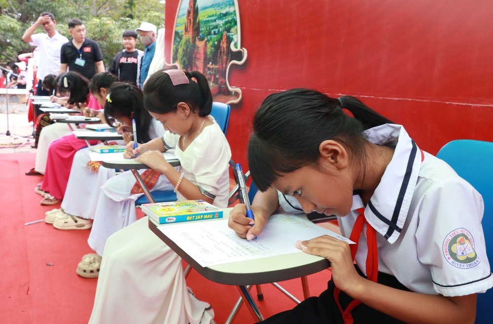 Giữ hồn chữ viết Chăm, lan tỏa giá trị văn hóa truyền thống - Ảnh 1. Giữ hồn chữ viết Chăm, lan tỏa giá trị văn hóa truyền thống - Ảnh 1.