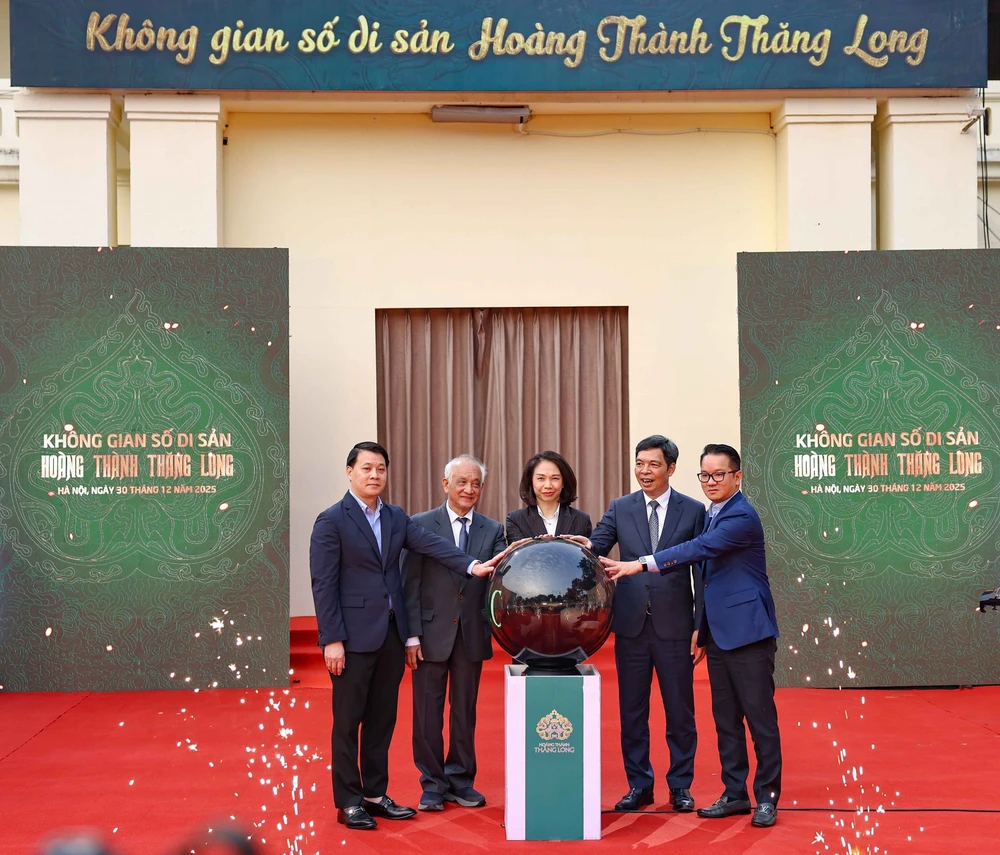 Ra mắt vở trình diễn “Kinh đô Thăng Long” ứng dụng công nghệ 3D mapping - Ảnh 1. Ra mắt vở trình diễn “Kinh đô Thăng Long” ứng dụng công nghệ 3D mapping - Ảnh 1.