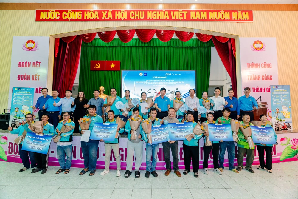 VinFast hợp tác CEP hỗ trợ tài xế xe ôm tại TP.HCM mua xe máy điện trả góp lãi suất 0% - Ảnh 1.