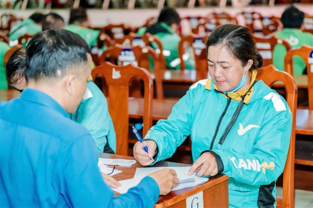 VinFast hợp tác CEP hỗ trợ tài xế xe ôm tại TP.HCM mua xe máy điện trả góp lãi suất 0% - Ảnh 2.