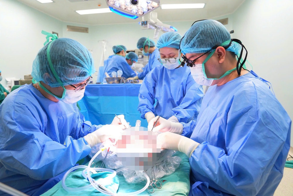 Thầy thuốc quân y 108 và ca ghép gan xuyên đêm: Món quà sự sống ngày cuối năm - Ảnh 2.