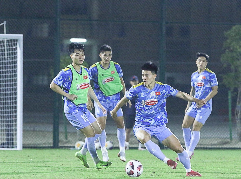 HLV Kim Sang Sik bổ sung thủ môn, theo sát chấn thương của Thanh Nhàn - Ảnh 2.