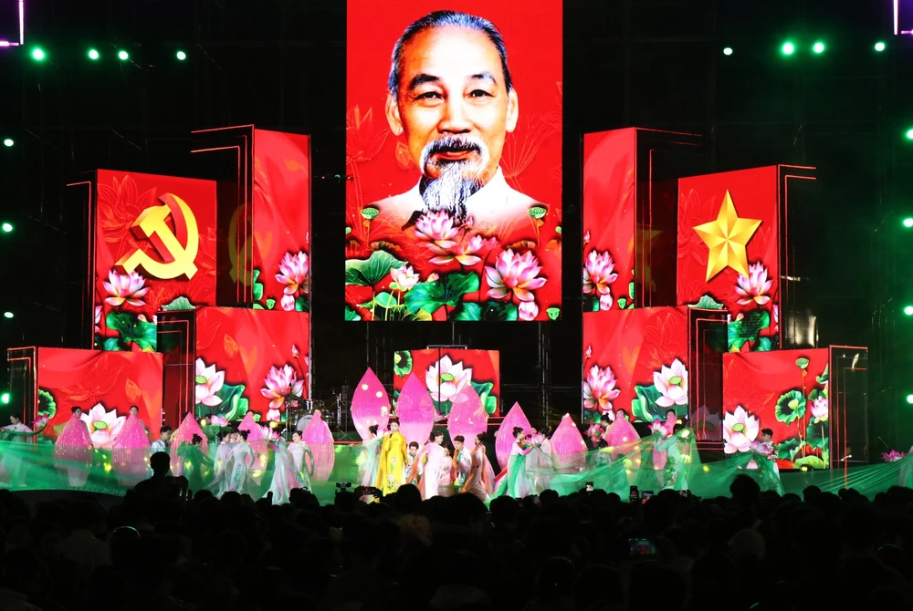 Mọi miền Tổ quốc tưng bừng chào đón năm mới 2026 - Ảnh 2. Mọi miền Tổ quốc tưng bừng chào đón năm mới 2026 - Ảnh 2.