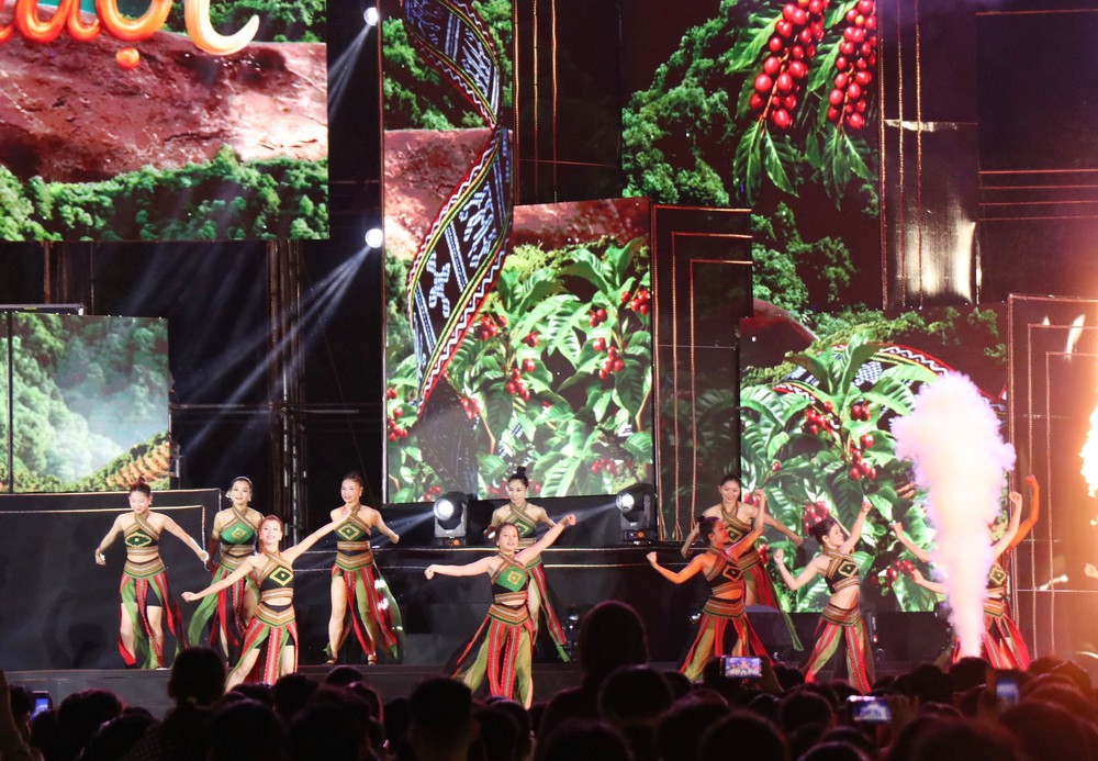 Mọi miền Tổ quốc tưng bừng chào đón năm mới 2026 - Ảnh 3. Mọi miền Tổ quốc tưng bừng chào đón năm mới 2026 - Ảnh 3.