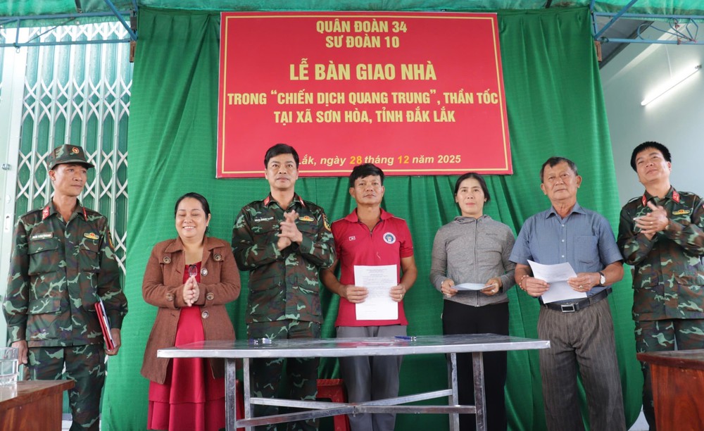 Chiến dịch Quang Trung: Toàn quân bàn giao gần 400 nhà cho nhân dân, bảo đảm an toàn - Ảnh 2. Chiến dịch Quang Trung: Toàn quân bàn giao gần 400 nhà cho nhân dân, bảo đảm an toàn - Ảnh 2.