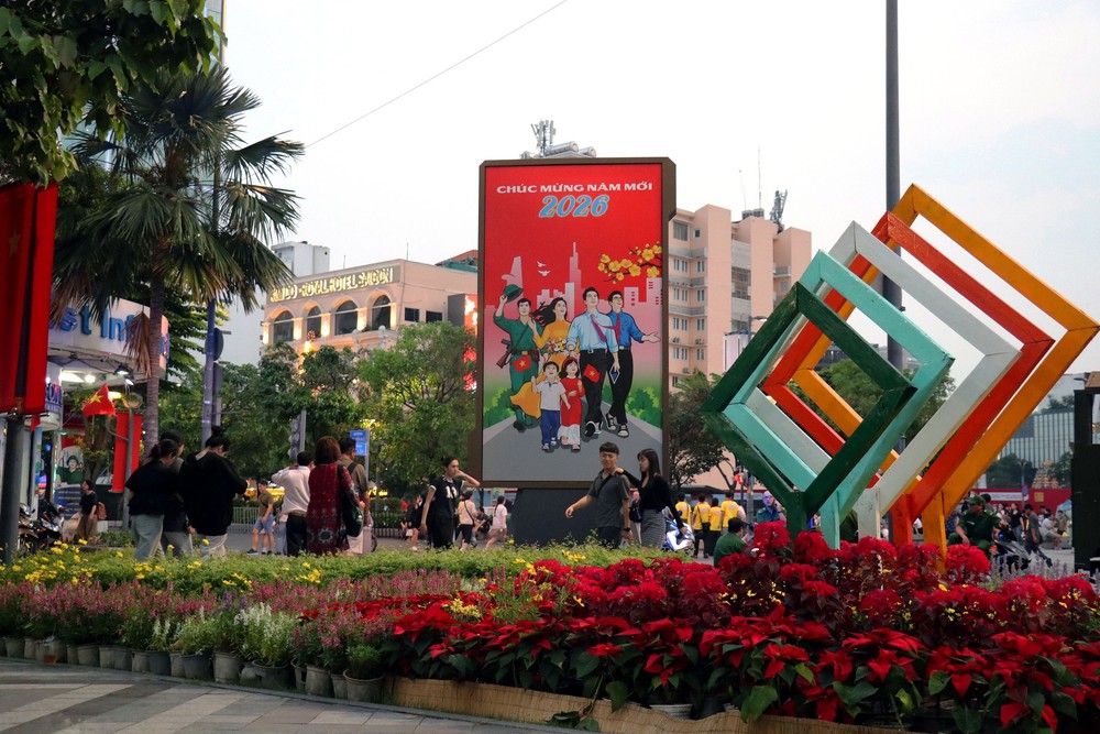 Chào năm mới 2026: Không khí rộn ràng ngập tràn Thành phố Hồ Chí Minh - Ảnh 1. Chào năm mới 2026: Không khí rộn ràng ngập tràn Thành phố Hồ Chí Minh - Ảnh 1.