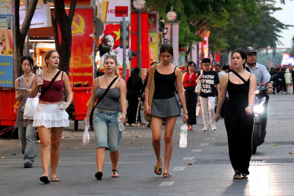 Chào năm mới 2026: Không khí rộn ràng ngập tràn Thành phố Hồ Chí Minh - Ảnh 3. Chào năm mới 2026: Không khí rộn ràng ngập tràn Thành phố Hồ Chí Minh - Ảnh 3.