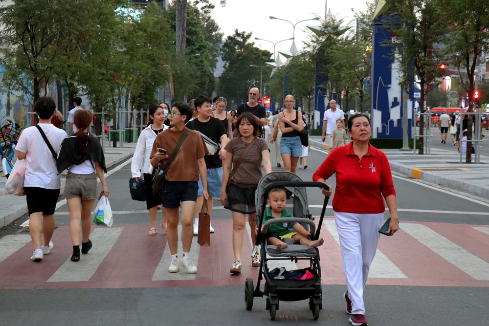 Chào năm mới 2026: Không khí rộn ràng ngập tràn Thành phố Hồ Chí Minh - Ảnh 5. Chào năm mới 2026: Không khí rộn ràng ngập tràn Thành phố Hồ Chí Minh - Ảnh 5.