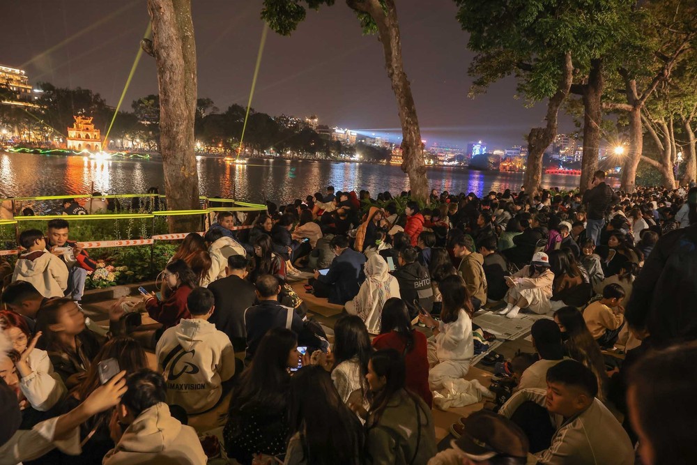 Người dân Thủ đô tập trung ở khu vực Hồ Gươm chào đón năm mới 2026 - Ảnh 7. Người dân Thủ đô tập trung ở khu vực Hồ Gươm chào đón năm mới 2026 - Ảnh 7.