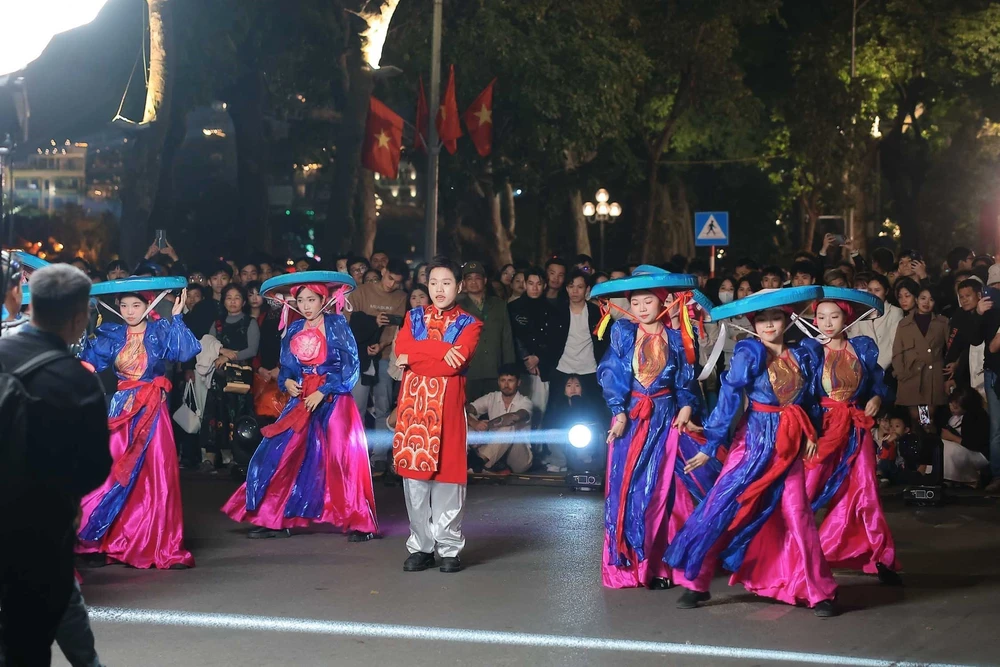 Người dân Thủ đô tập trung ở khu vực Hồ Gươm chào đón năm mới 2026 - Ảnh 11. Người dân Thủ đô tập trung ở khu vực Hồ Gươm chào đón năm mới 2026 - Ảnh 11.