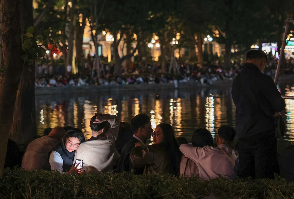 Người dân Thủ đô tập trung ở khu vực Hồ Gươm chào đón năm mới 2026 - Ảnh 9. Người dân Thủ đô tập trung ở khu vực Hồ Gươm chào đón năm mới 2026 - Ảnh 9.