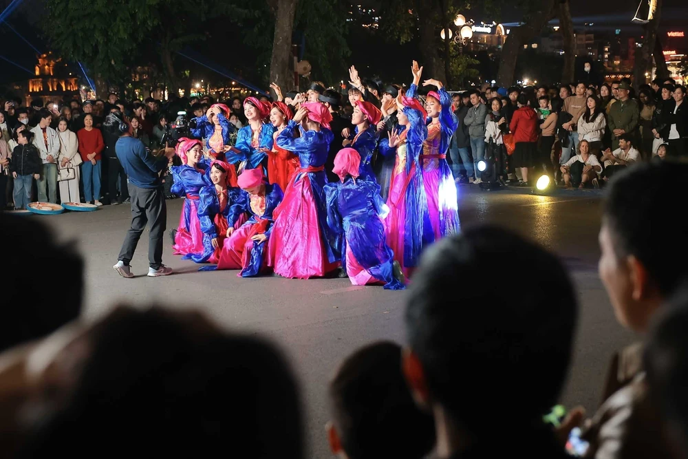 Người dân Thủ đô tập trung ở khu vực Hồ Gươm chào đón năm mới 2026 - Ảnh 12. Người dân Thủ đô tập trung ở khu vực Hồ Gươm chào đón năm mới 2026 - Ảnh 12.