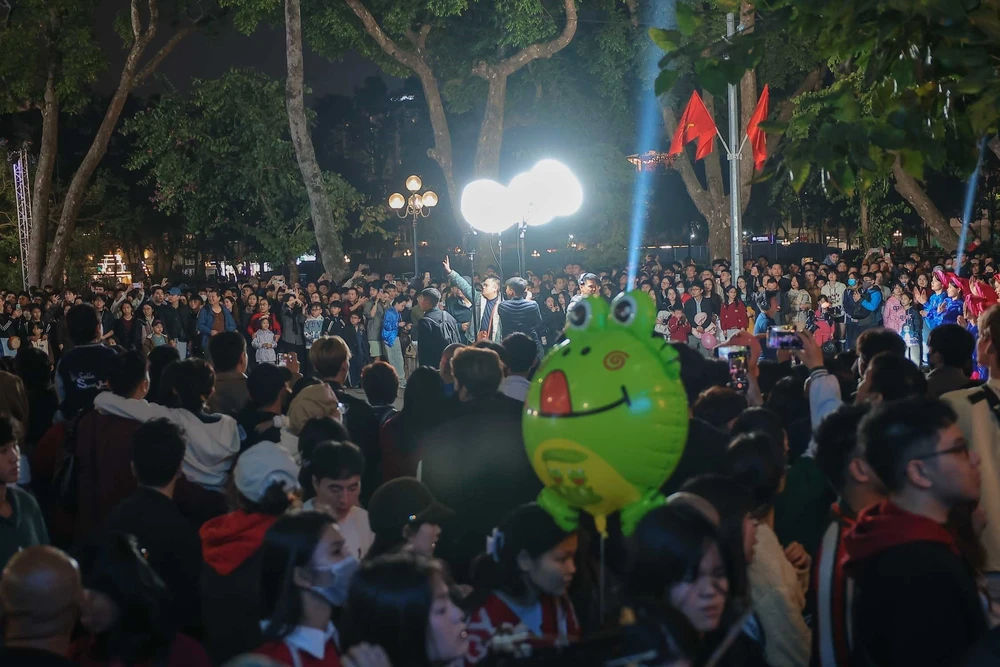 Người dân Thủ đô tập trung ở khu vực Hồ Gươm chào đón năm mới 2026 - Ảnh 5. Người dân Thủ đô tập trung ở khu vực Hồ Gươm chào đón năm mới 2026 - Ảnh 5.