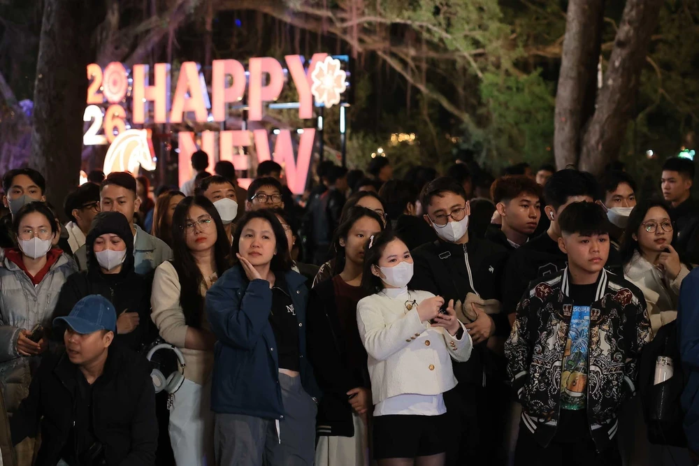 Người dân Thủ đô tập trung ở khu vực Hồ Gươm chào đón năm mới 2026 - Ảnh 6. Người dân Thủ đô tập trung ở khu vực Hồ Gươm chào đón năm mới 2026 - Ảnh 6.