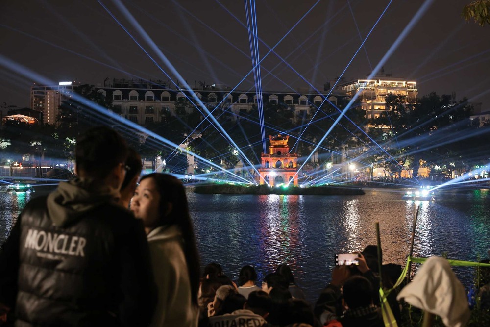 Người dân Thủ đô tập trung ở khu vực Hồ Gươm chào đón năm mới 2026 - Ảnh 2. Người dân Thủ đô tập trung ở khu vực Hồ Gươm chào đón năm mới 2026 - Ảnh 2.