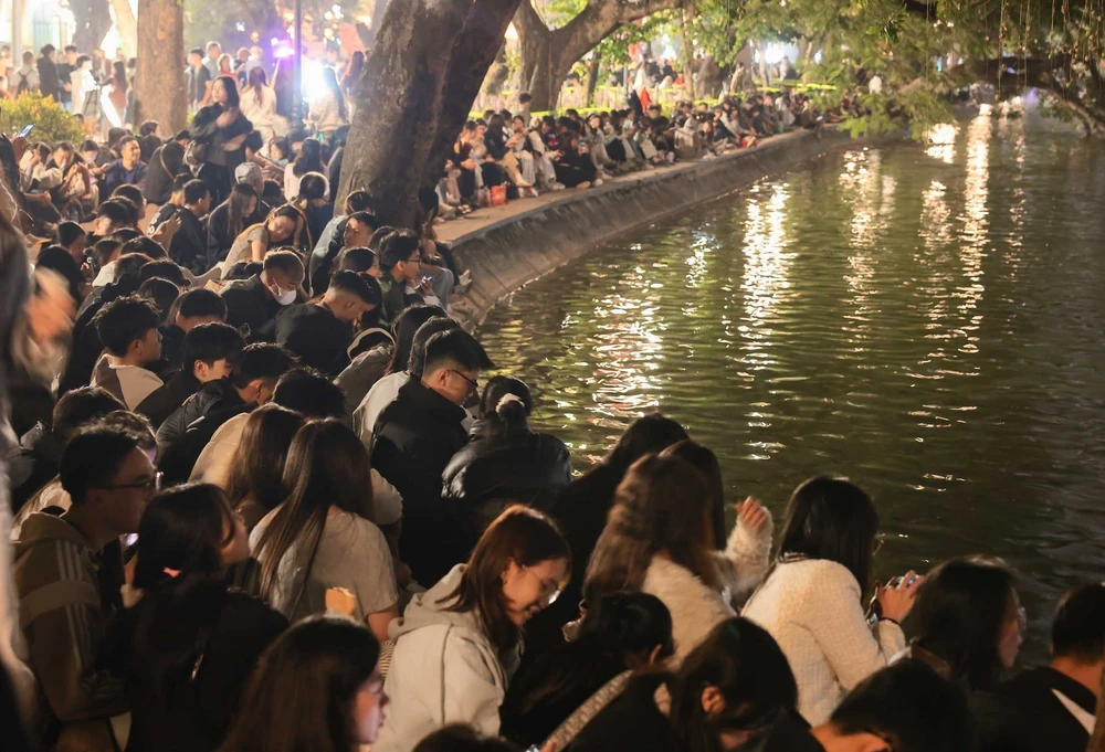 Người dân Thủ đô tập trung ở khu vực Hồ Gươm chào đón năm mới 2026 - Ảnh 4. Người dân Thủ đô tập trung ở khu vực Hồ Gươm chào đón năm mới 2026 - Ảnh 4.