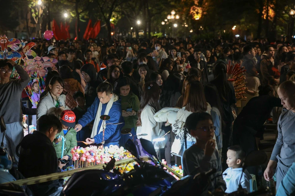 Người dân Thủ đô tập trung ở khu vực Hồ Gươm chào đón năm mới 2026 - Ảnh 8. Người dân Thủ đô tập trung ở khu vực Hồ Gươm chào đón năm mới 2026 - Ảnh 8.