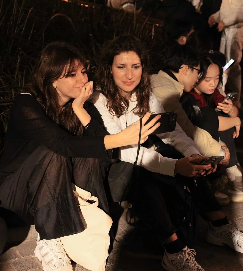 Người dân Thủ đô tập trung ở khu vực Hồ Gươm chào đón năm mới 2026 - Ảnh 10. Người dân Thủ đô tập trung ở khu vực Hồ Gươm chào đón năm mới 2026 - Ảnh 10.