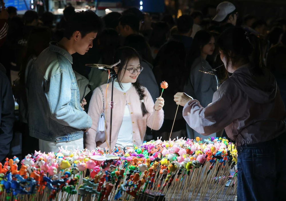 Người dân Thủ đô tập trung ở khu vực Hồ Gươm chào đón năm mới 2026 - Ảnh 13. Người dân Thủ đô tập trung ở khu vực Hồ Gươm chào đón năm mới 2026 - Ảnh 13.