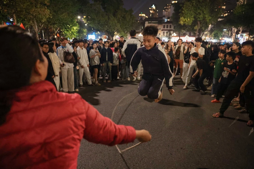 Người dân Thủ đô tập trung ở khu vực Hồ Gươm chào đón năm mới 2026 - Ảnh 15. Người dân Thủ đô tập trung ở khu vực Hồ Gươm chào đón năm mới 2026 - Ảnh 15.