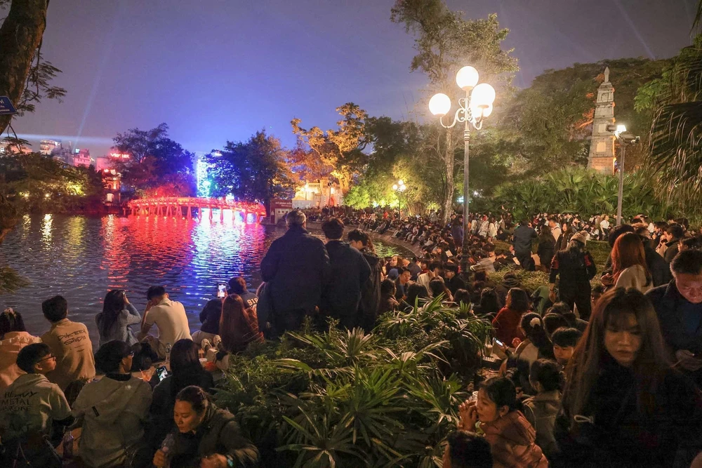 Người dân Thủ đô tập trung ở khu vực Hồ Gươm chào đón năm mới 2026 - Ảnh 3. Người dân Thủ đô tập trung ở khu vực Hồ Gươm chào đón năm mới 2026 - Ảnh 3.