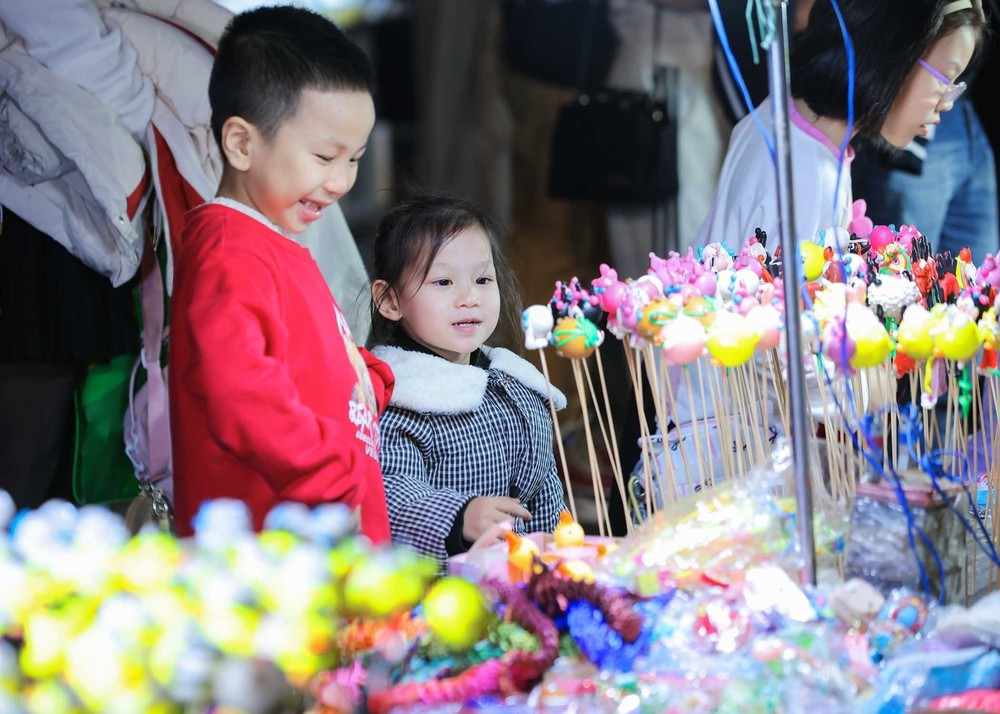 Người dân Thủ đô tập trung ở khu vực Hồ Gươm chào đón năm mới 2026 - Ảnh 14. Người dân Thủ đô tập trung ở khu vực Hồ Gươm chào đón năm mới 2026 - Ảnh 14.