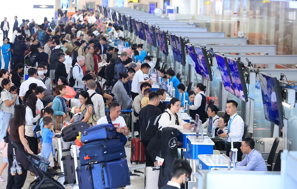 Sân bay Nội Bài chật kín người trước kỳ nghỉ Tết Dương lịch 2026 - Ảnh 2.