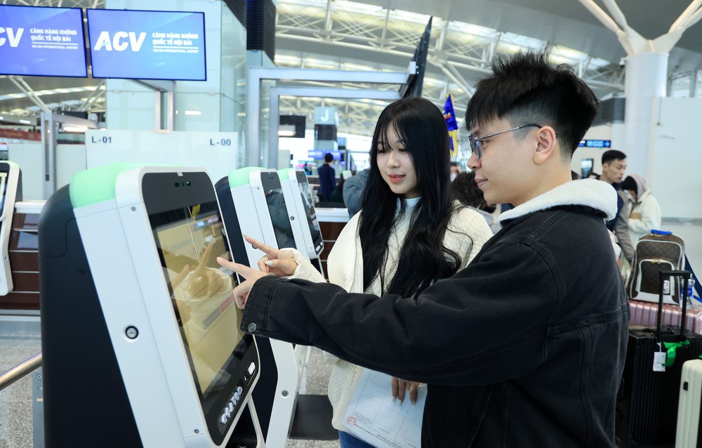 Sân bay Nội Bài chật kín người trước kỳ nghỉ Tết Dương lịch 2026 - Ảnh 8.