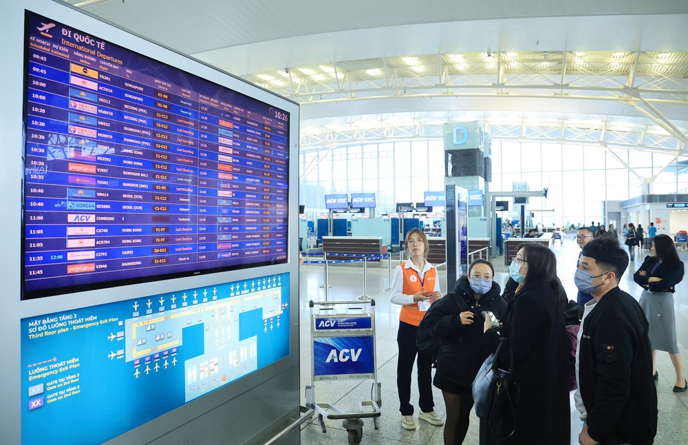 Sân bay Nội Bài chật kín người trước kỳ nghỉ Tết Dương lịch 2026 - Ảnh 7.