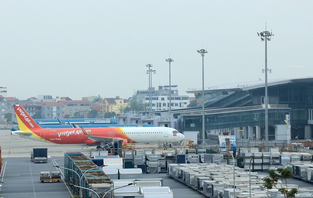 Sân bay Nội Bài chật kín người trước kỳ nghỉ Tết Dương lịch 2026 - Ảnh 1.