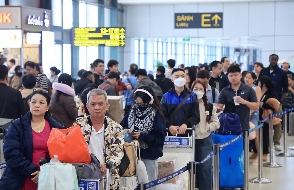 Sân bay Nội Bài chật kín người trước kỳ nghỉ Tết Dương lịch 2026 - Ảnh 4.