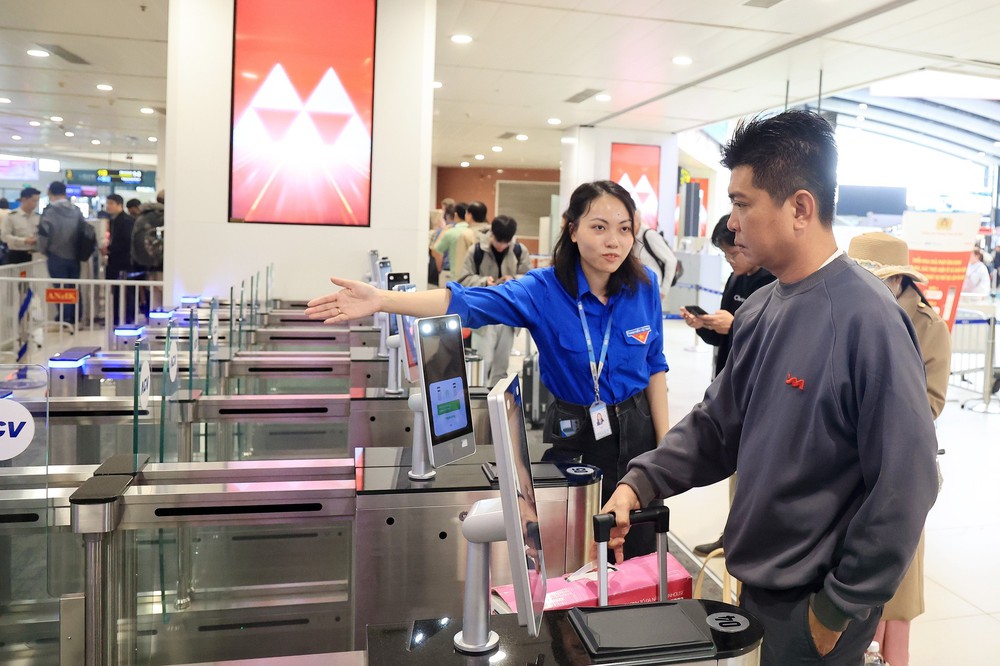 Sân bay Nội Bài chật kín người trước kỳ nghỉ Tết Dương lịch 2026 - Ảnh 6.