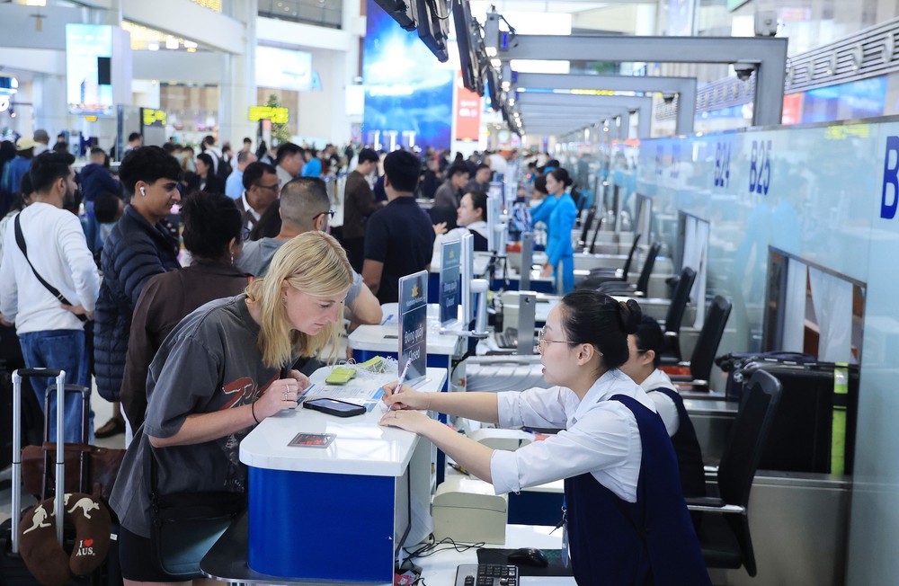 Sân bay Nội Bài chật kín người trước kỳ nghỉ Tết Dương lịch 2026 - Ảnh 5.