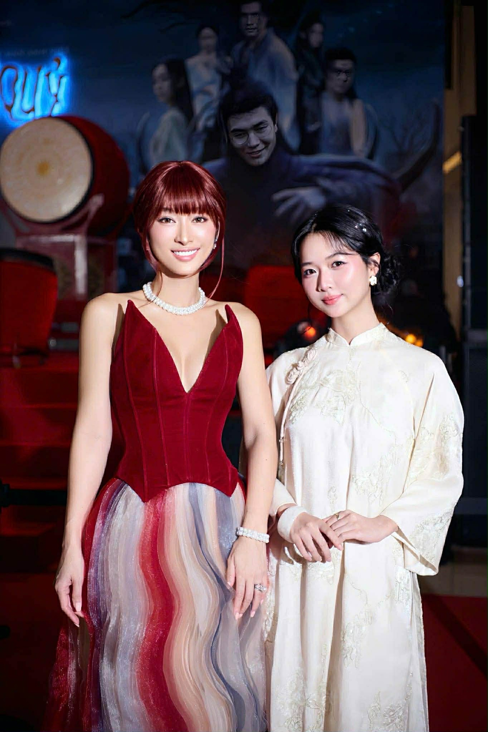 Quỳnh Thy ghi điểm với thiết kế Phan Huy tại thảm đỏ “Hoàng tử quỷ”  - Ảnh 4.