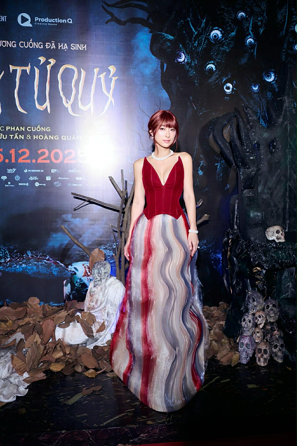 Quỳnh Thy ghi điểm với thiết kế Phan Huy tại thảm đỏ “Hoàng tử quỷ”  - Ảnh 1.