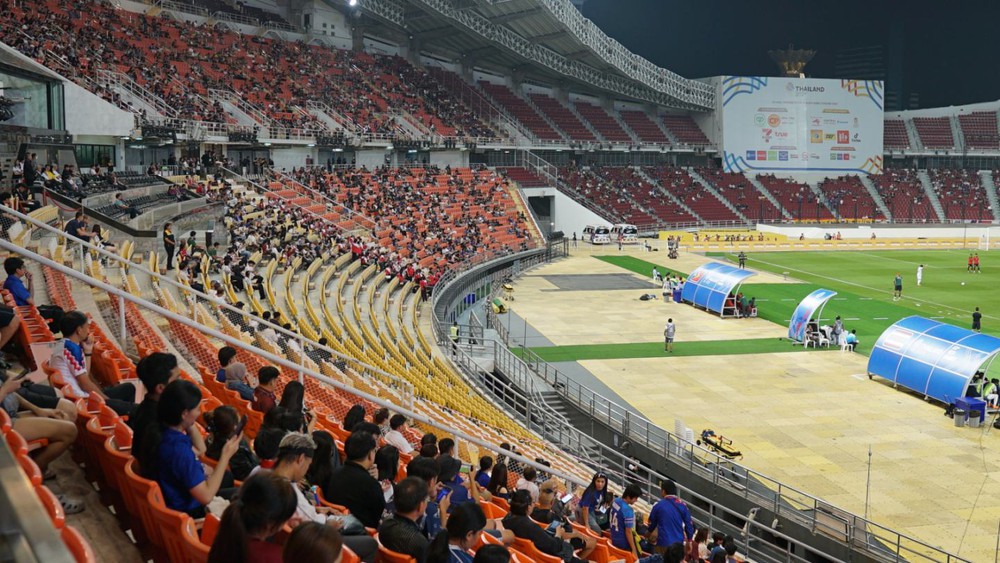 Truyền thông Thái Lan đồng loạt đưa tin sân Rajamangala bị chê tơi tả ở SEA Games 2025 - Ảnh 2.