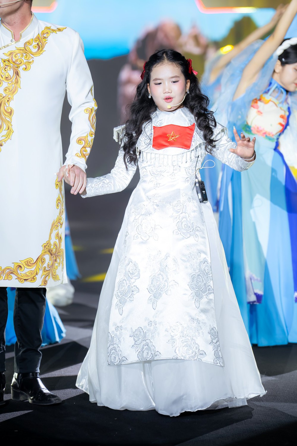 Kyo York làm mới ca khúc Hello Vietnam cùng giọng ca nhí Gabi Bảo Uyên - Ảnh 2.