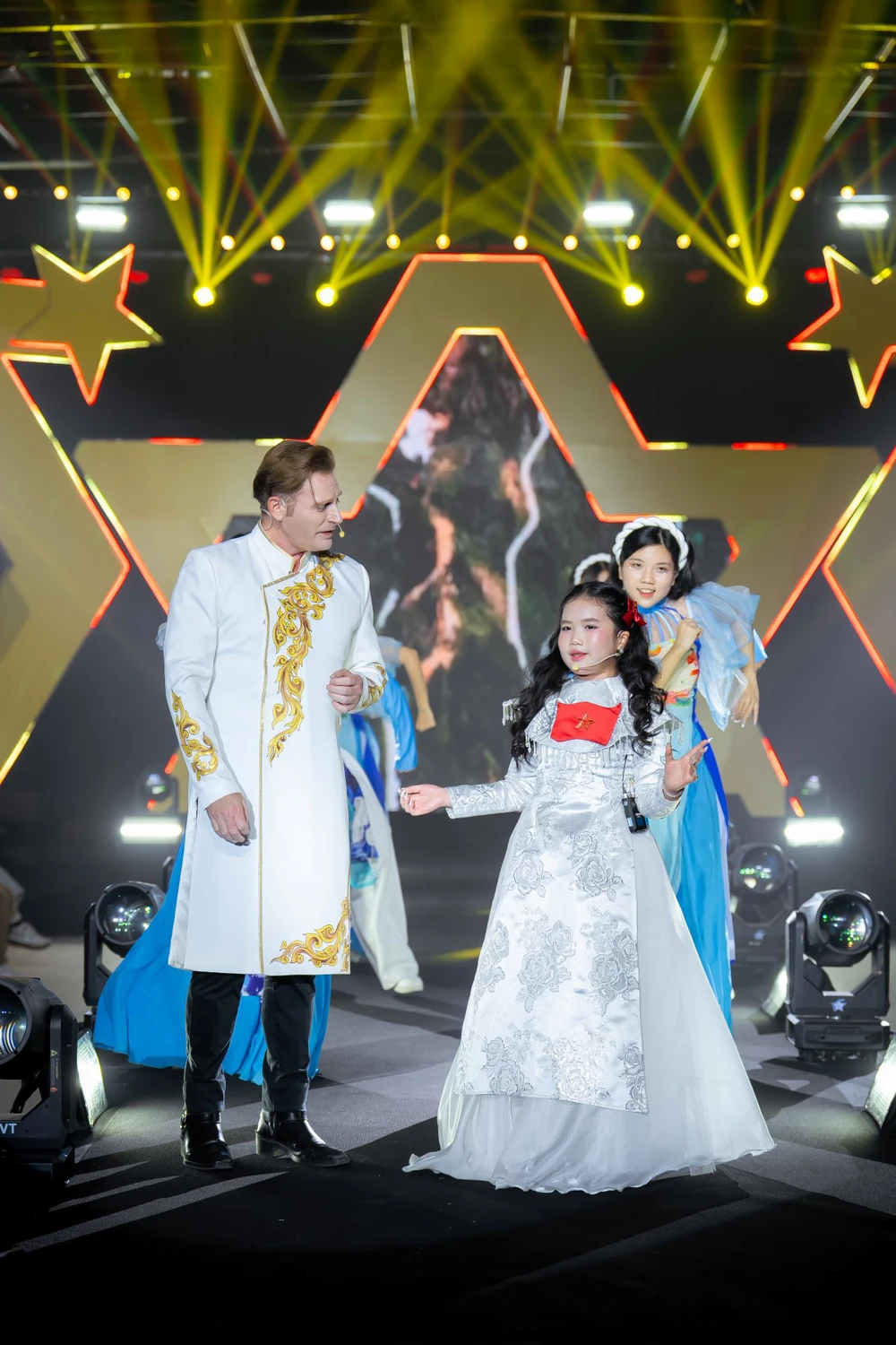 Kyo York làm mới ca khúc Hello Vietnam cùng giọng ca nhí Gabi Bảo Uyên - Ảnh 1.