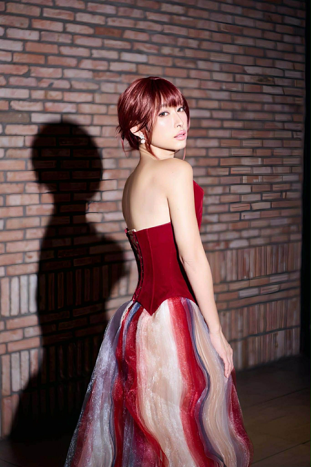 Quỳnh Thy ghi điểm với thiết kế Phan Huy tại thảm đỏ “Hoàng tử quỷ”  - Ảnh 2.