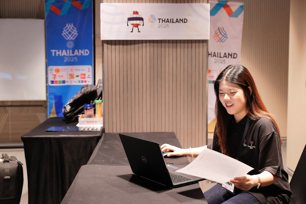 Thư Bangkok: Mỉm cười là giải pháp - Ảnh 1. Thư Bangkok: Mỉm cười là giải pháp - Ảnh 1.