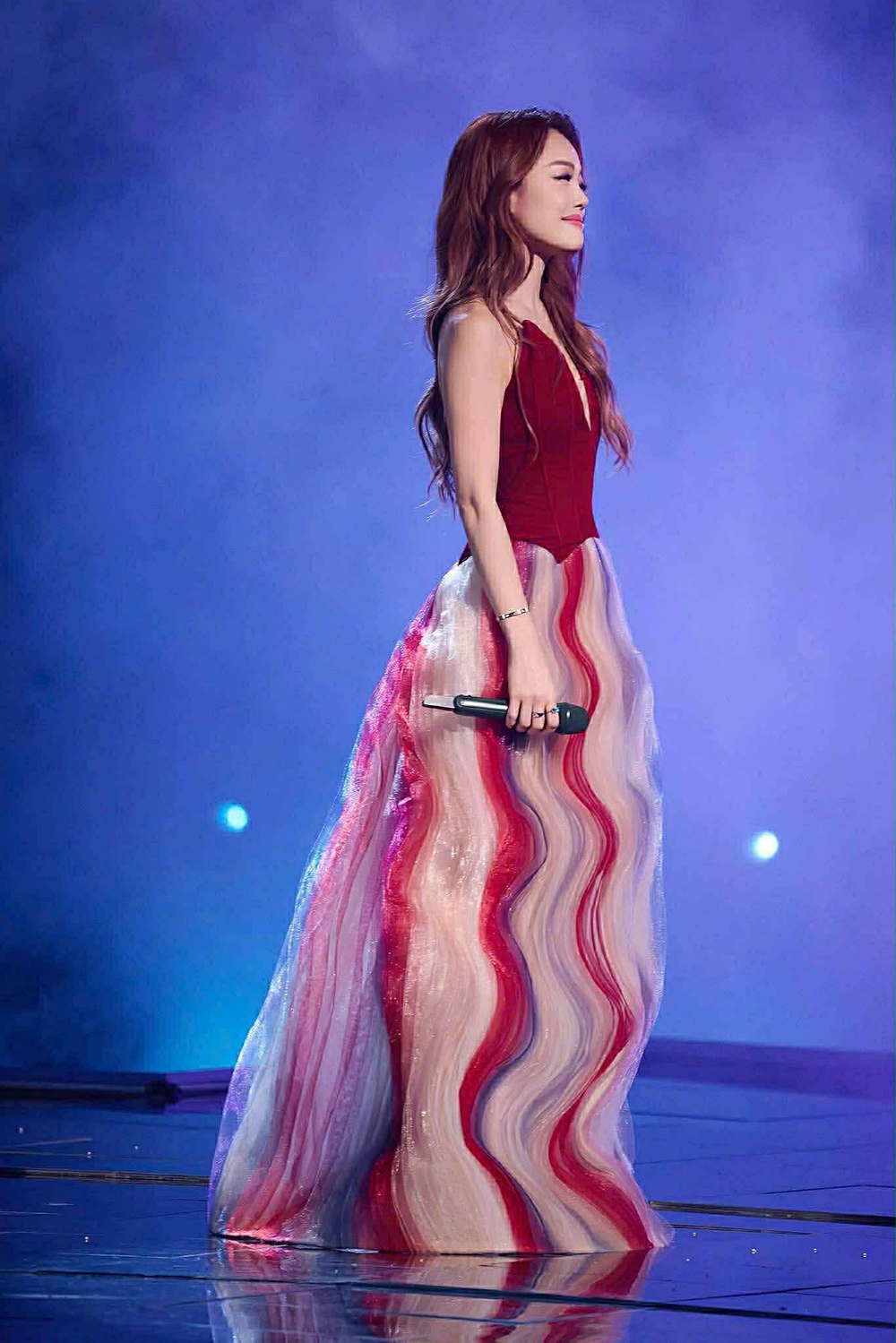 Quỳnh Thy ghi điểm với thiết kế Phan Huy tại thảm đỏ “Hoàng tử quỷ”  - Ảnh 3.