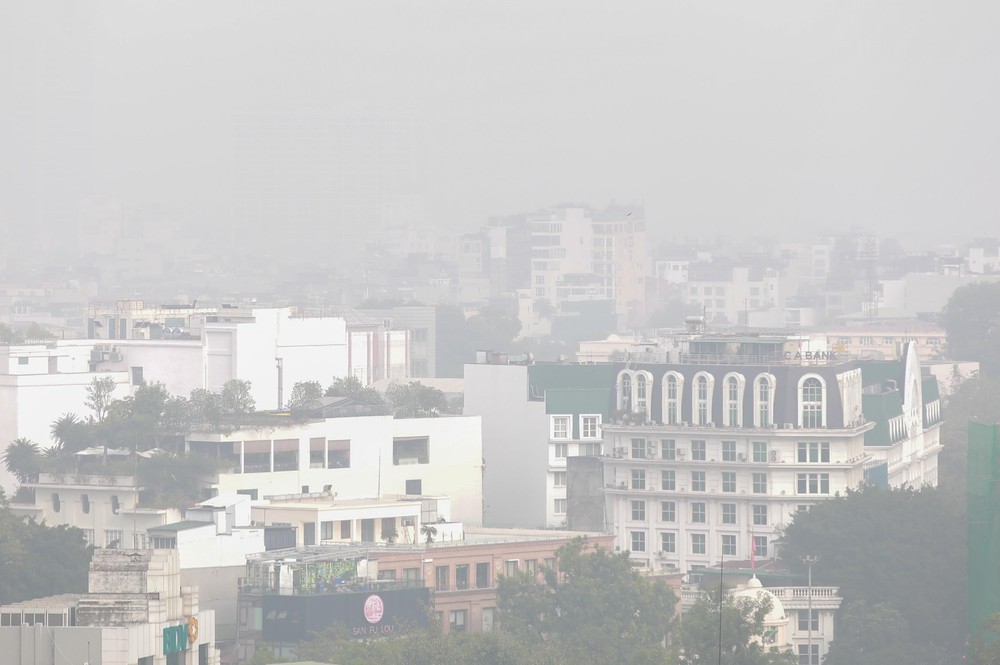 Hà Nội: Hạn chế tổ chức hoạt động ngoài trời cho học sinh trong các khung giờ và ngày có chất lượng không khí xấu - Ảnh 1. Hà Nội: Hạn chế tổ chức hoạt động ngoài trời cho học sinh trong các khung giờ và ngày có chất lượng không khí xấu - Ảnh 1.