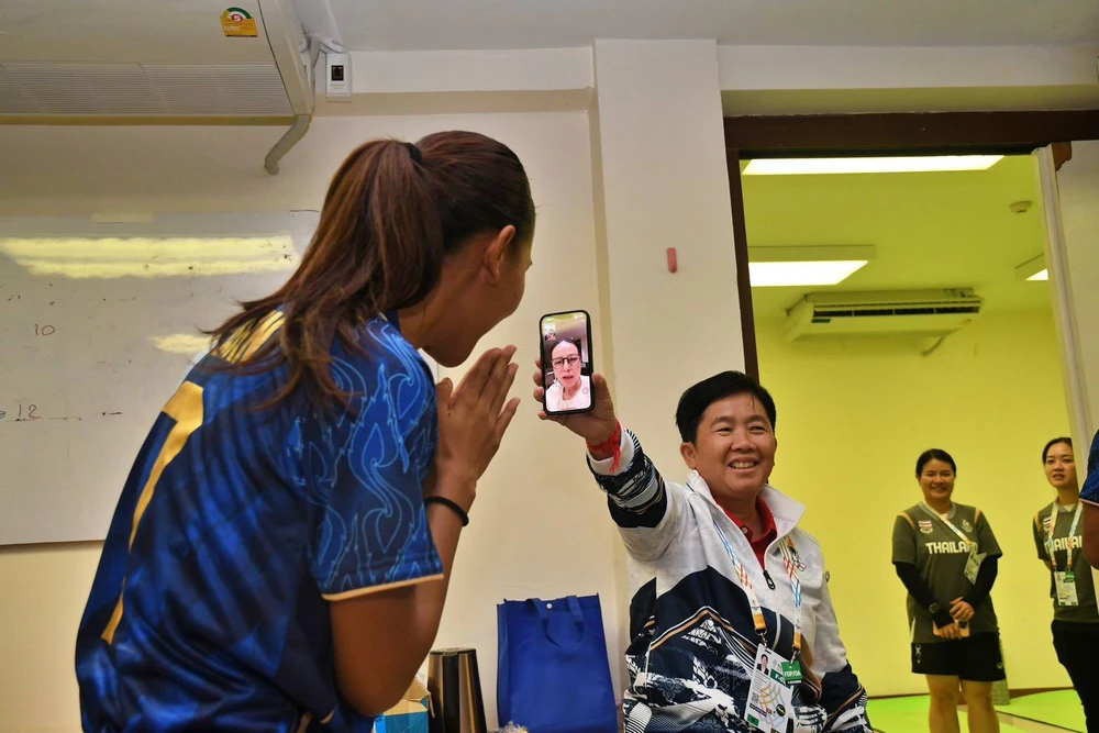 HLV tuyển nữ Thái Lan trấn an CĐV, Chủ tịch Liên đoàn thưởng ‘nóng’ sau trận thắng đầu tiên tại SEA Games 2025 - Ảnh 2. HLV tuyển nữ Thái Lan trấn an CĐV, Chủ tịch Liên đoàn thưởng ‘nóng’ sau trận thắng đầu tiên tại SEA Games 2025 - Ảnh 2.